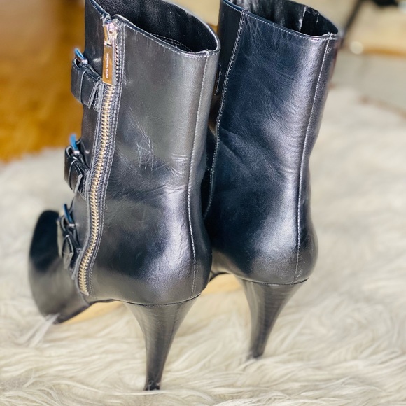 ✨SOLD✨ MICHAEL KORS Buckle Booties Size 7 - Picture 4 of 6